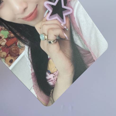 ITZY 1ST ALBUM 'CRAZY IN LOVE' ALBUM PHOTOCARD - YUNA (V4)